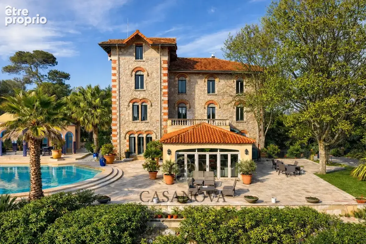 Manoir de caractère du XIXe siècle  721 m² habitables  Domaine de 19 700 m² avec dépendances - SAINT  CLEMENT DE RIVIERE - Aux - photo 3