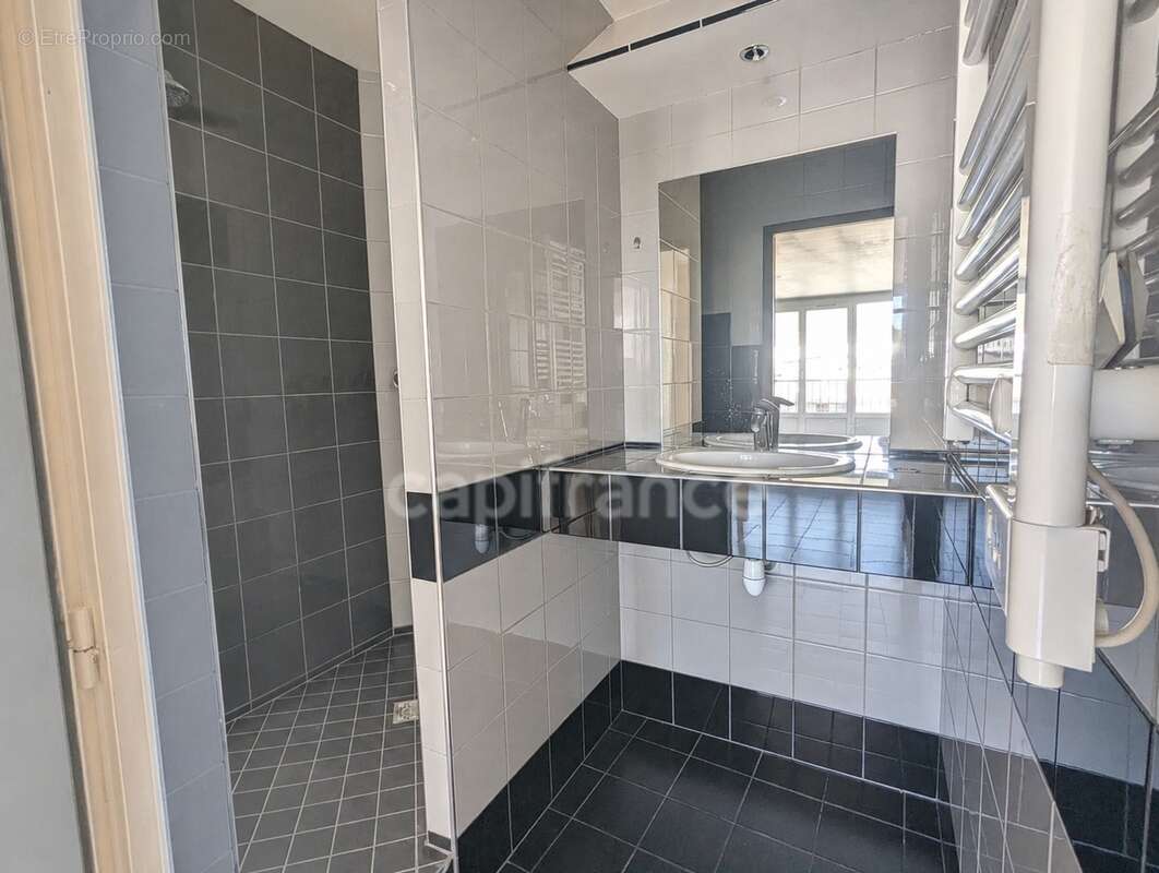Appartement à vendre 4 pièces TULLINS (38) -  62.79 m² - Dernier étage - 2 chambres- 2 caves et stationnement au bas de l'immeub - photo 7