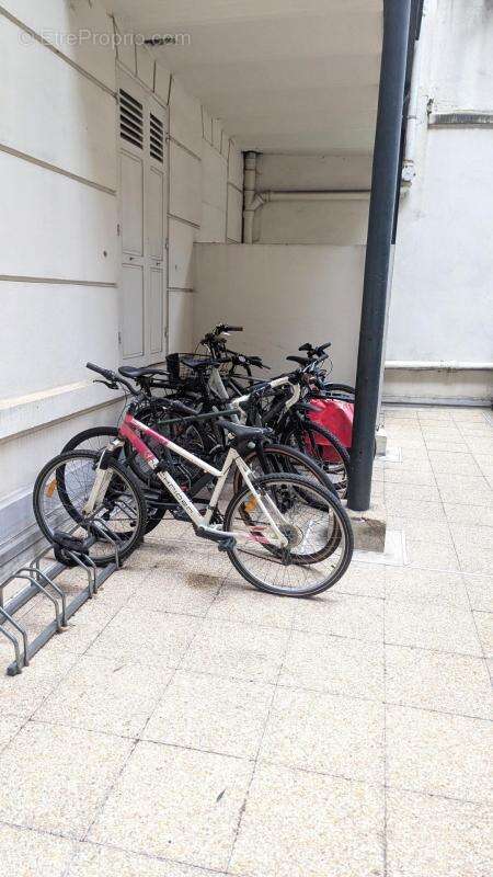 Commerce à PARIS-9E