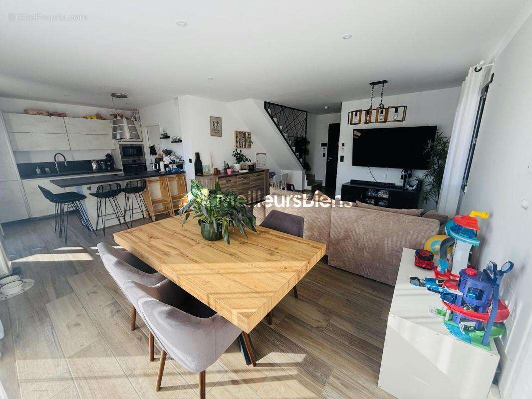 Maison à PEZILLA-LA-RIVIERE