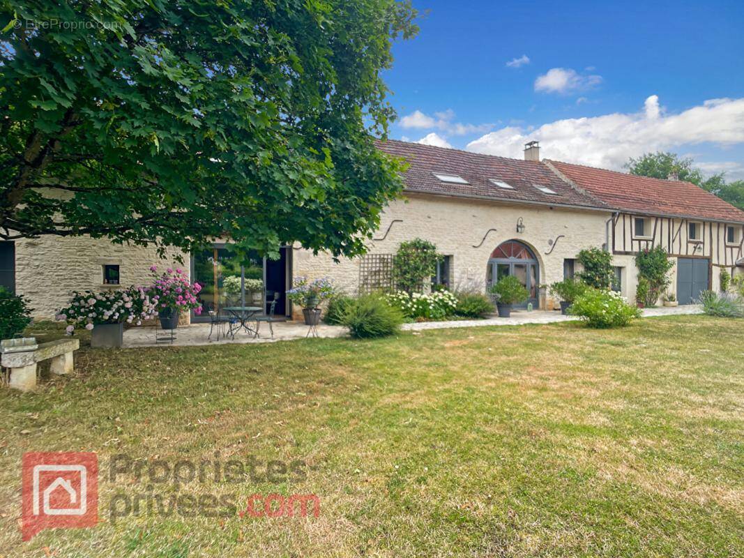 Maison à NOYERS
