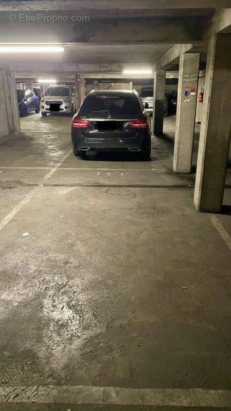 Parking à PARIS-11E