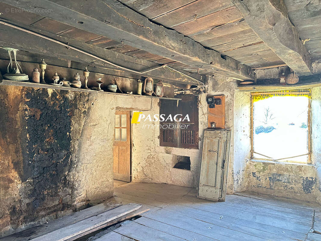 Maison à VEZINS-DE-LEVEZOU