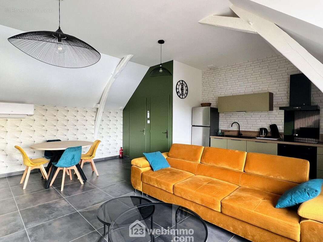 A l'étage on découvre une pièce de vie de 29 m²... - Maison à CHALONNES-SUR-LOIRE