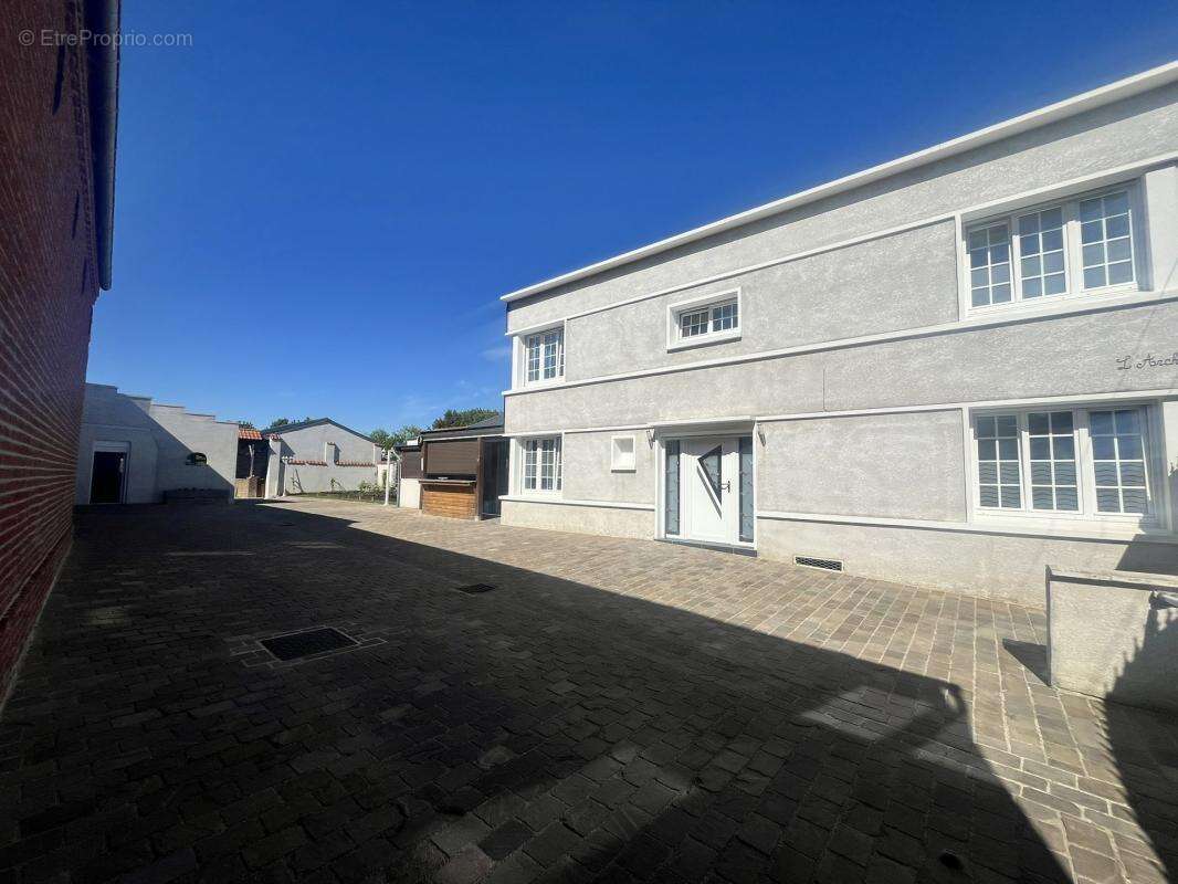 Maison 4 chambres  + annexe 82m2, garage, hangar et dépendances - photo 3