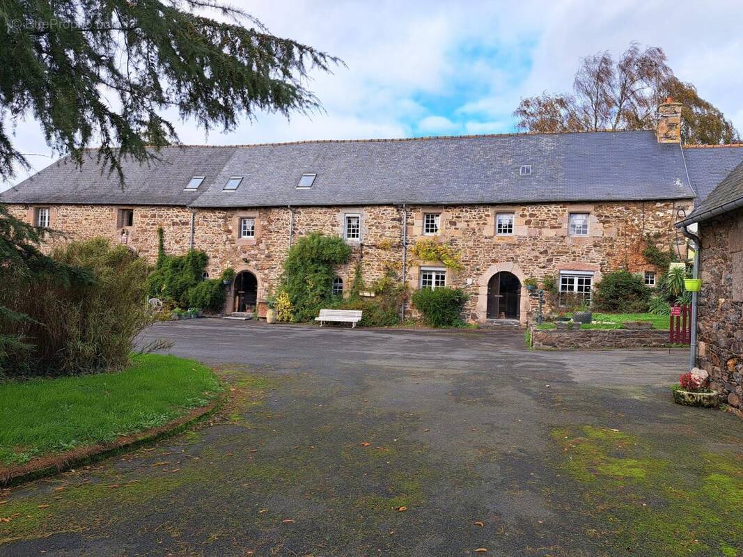 Maison à LA ROCHE-DERRIEN