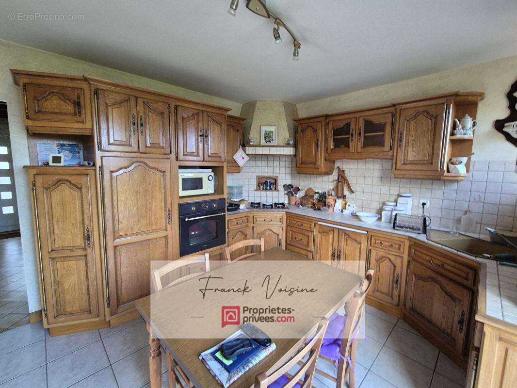 Maison à SAINT-MICHEL-MONT-MERCURE