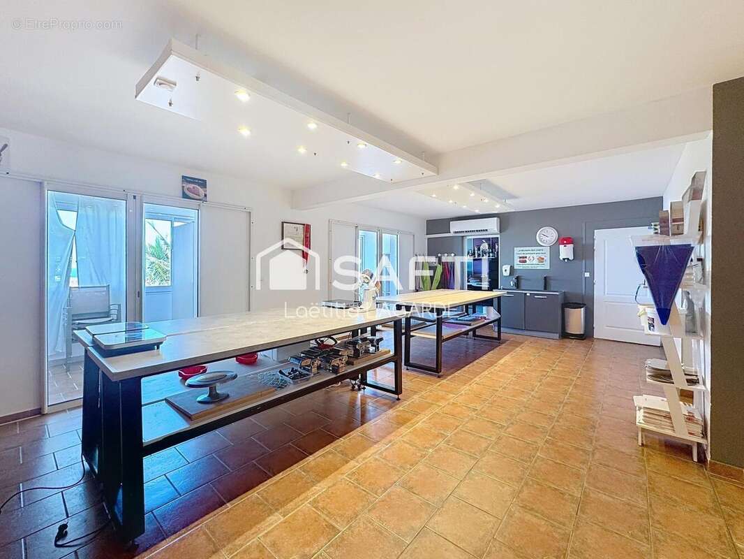 Photo 2 - Commerce à SAINT-PIERRE