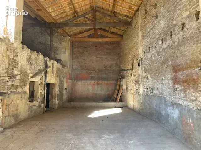 GARAGE de 75 m2 au sol avec jardin clos de 140 m2. Un beau potentiel d'aménagement ! - photo 2