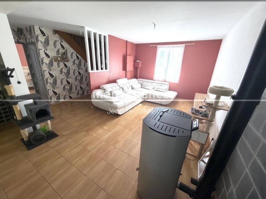 Maison à MAIGNELAY-MONTIGNY