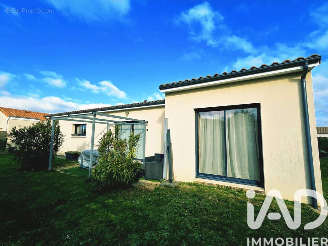 Photo 1 - Maison à MIGNALOUX-BEAUVOIR