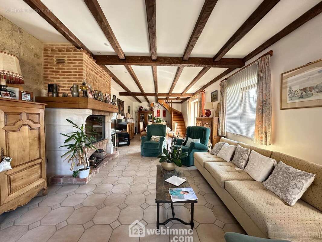 Une pièce de vie spacieuse de 54 m² - Maison à BRUYERES-ET-MONTBERAULT