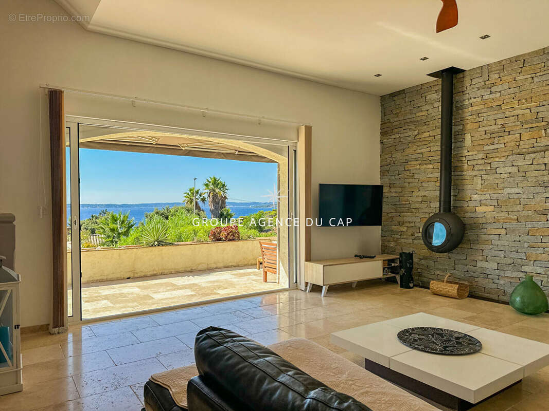 A vendre villa 6 chambres en suite piscine pool house vue mer panoramique sur st-tropez garages et parkings - photo 5