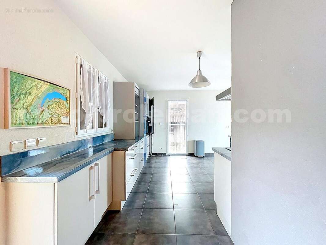Maison_individuelle_Saint_Gingolph_proche_frontière_Suisse_Lausanne_Vallais_villa_volume_vue_Lac_léman_montagne_commodité_salon_séjour_cuisine_idéal_investisseur - Maison à SAINT-GINGOLPH