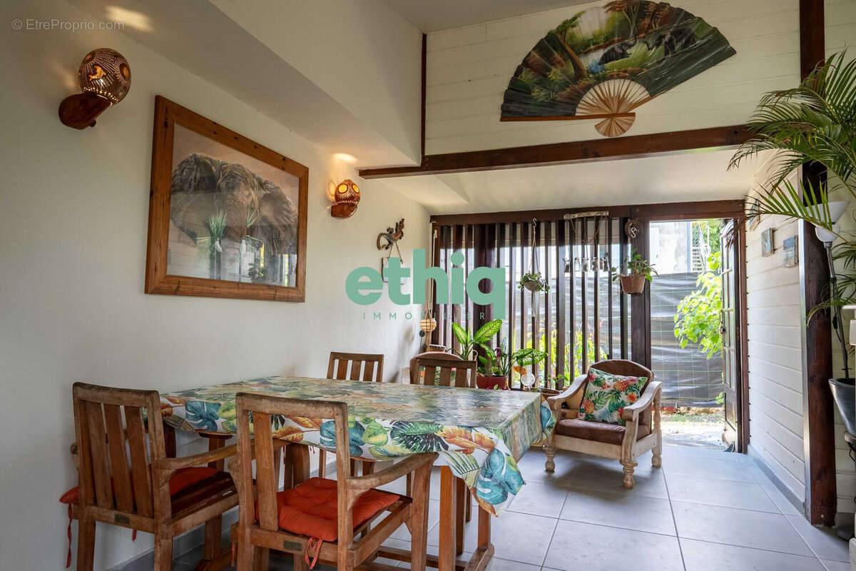 Maison 313 m² à Sainte-Rose  - photo 9