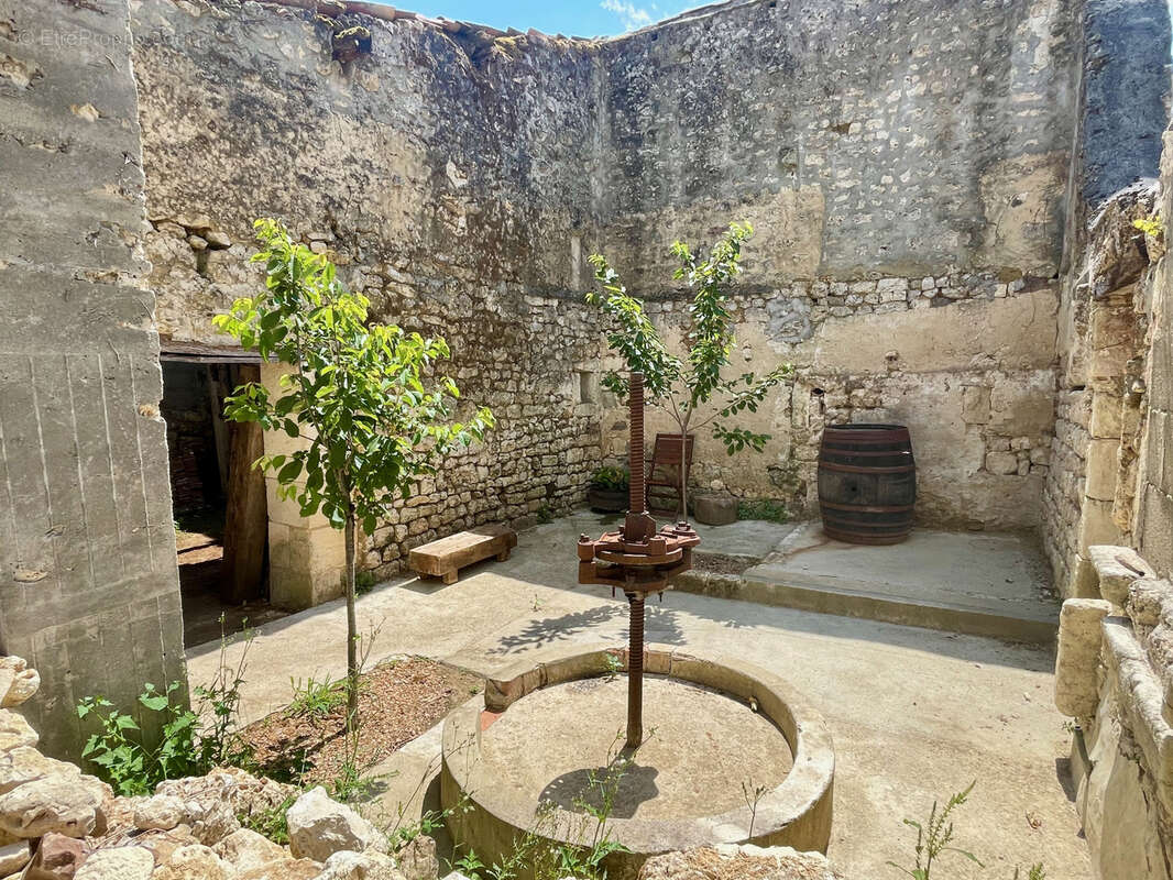 Bâtiment (ancienne maison) en cours de rénovation avec dépendances et parcelle attenante - photo 2