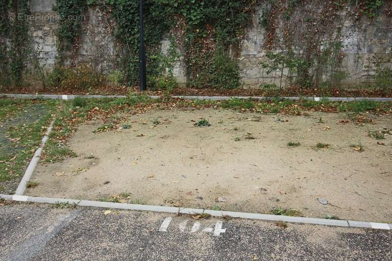 Parking à PERSAN