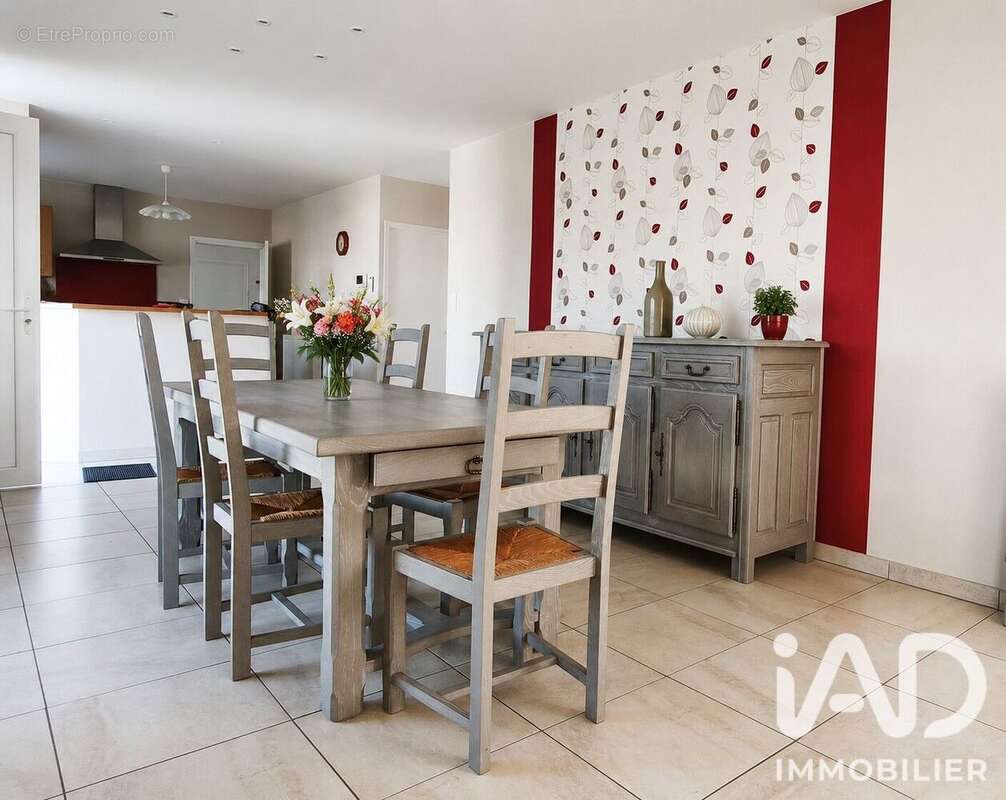 Maison 115 m² à Chalons-Du-Maine  - photo 3