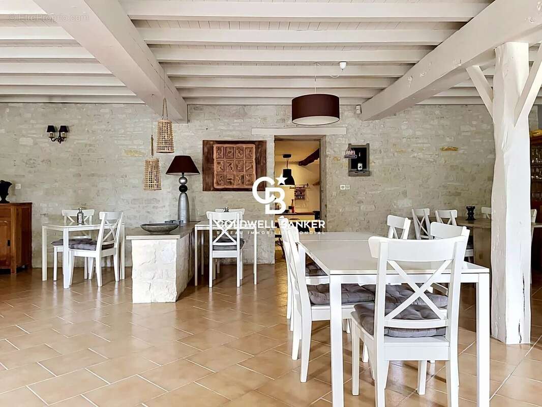 Maison familiale de belles prestations avec jardin et piscine à Aumagne - photo 13