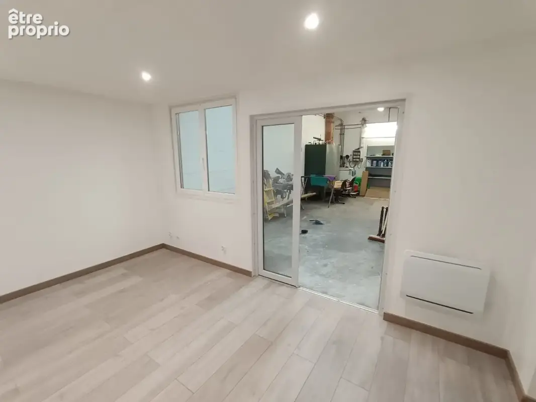 Bel Entrepôt d'environ 300 m2 sur une Parcelle de Terrain de plus de 1 000 m2 avec une Belle visibilité Commer - photo 4