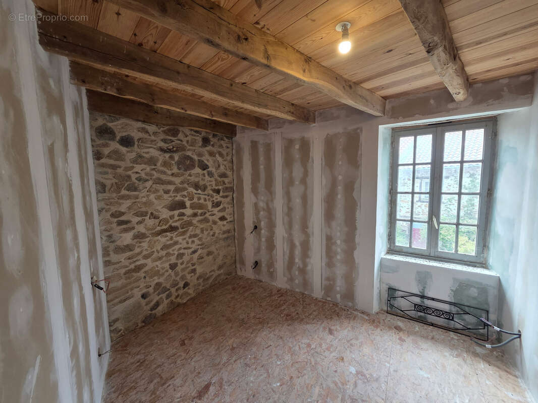 Maison à SAINT-LAURENT-SUR-GORRE