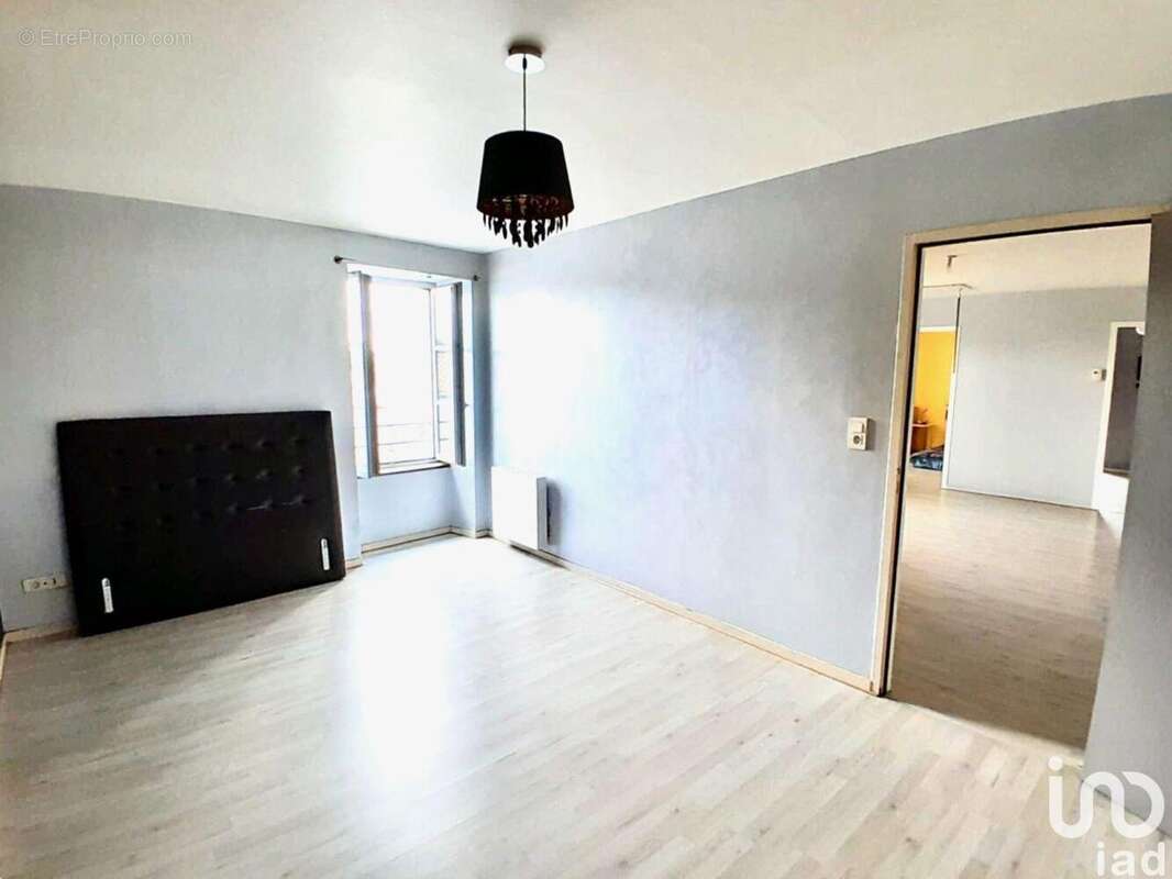 Photo 9 - Commerce à SURIN