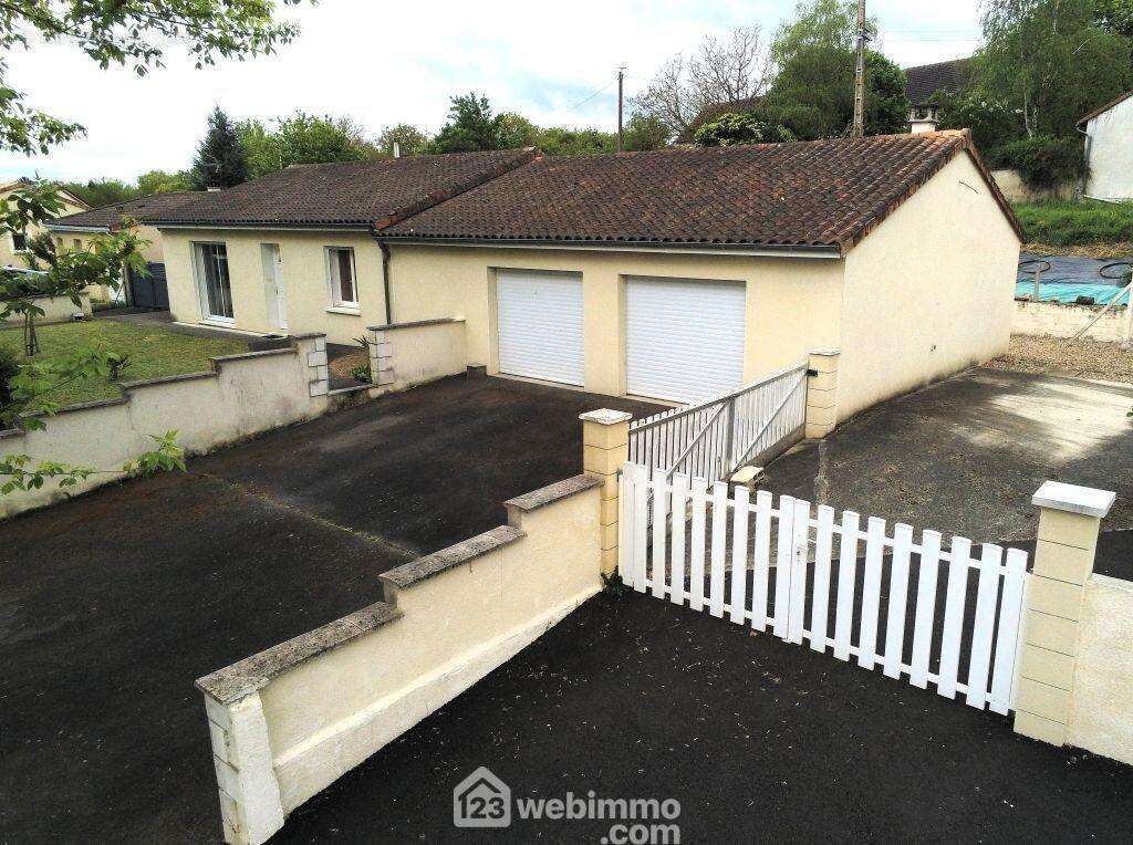 Et le 2nd à droite du garage. - Maison à DANGE-SAINT-ROMAIN