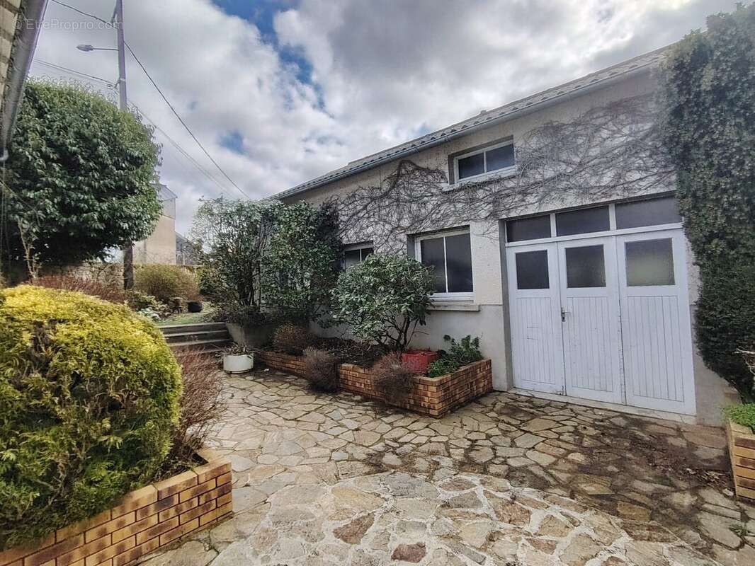 Commerce à BUSSIERE-DUNOISE