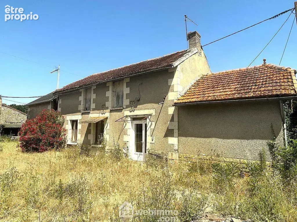 Proche de Richelieu, maison de campagne avec dépendances.