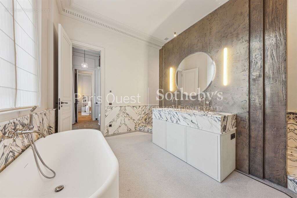 Appartement à PARIS-8E