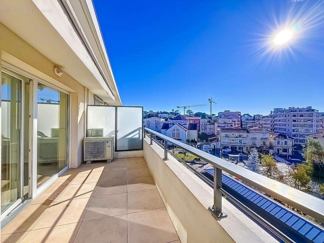 Grand 3 pièces au dernier étage avec terrasse, vue dégagée et garage — Le Cannet - photo 7