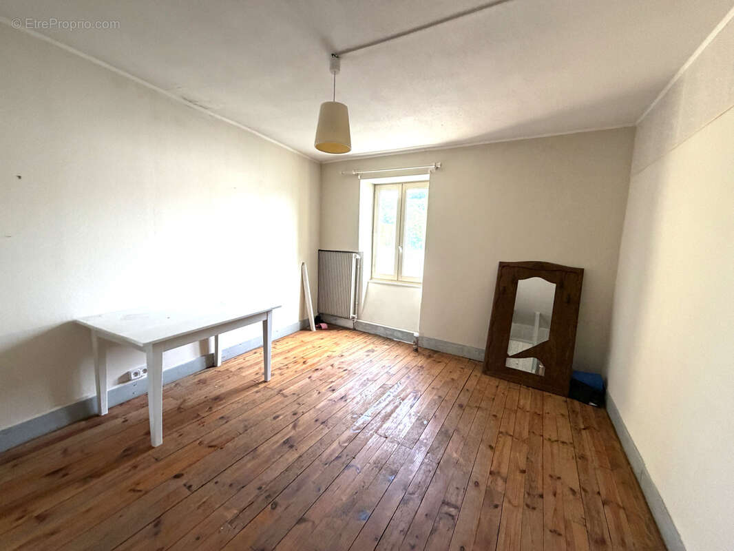 Appartement à EGLISENEUVE-D'ENTRAIGUES