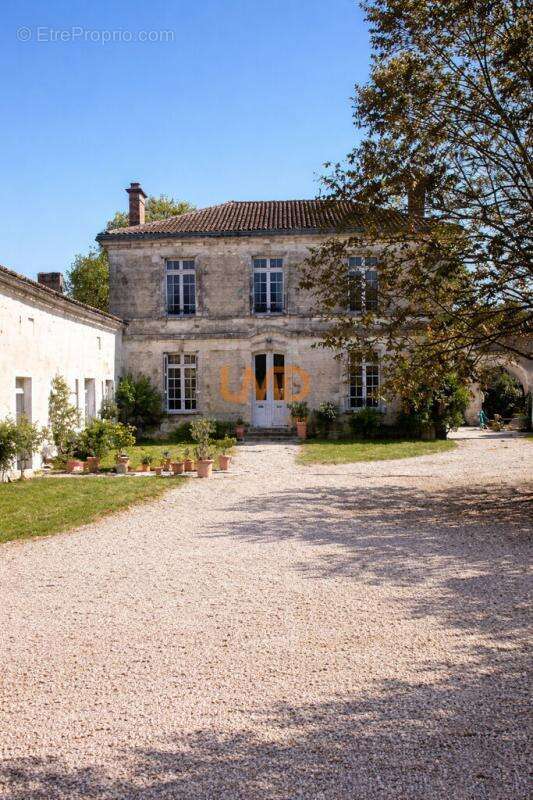 Maison à SALIGNAC-SUR-CHARENTE
