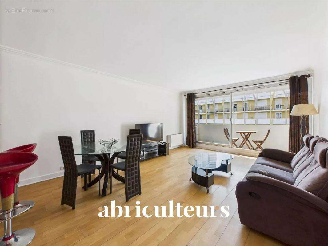 Appartement à COURBEVOIE