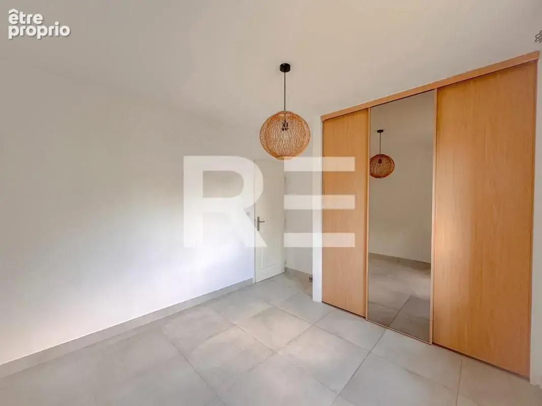 Bellegarde – villa plain-pied, piscine & jardin 1 000 m² - photo 9