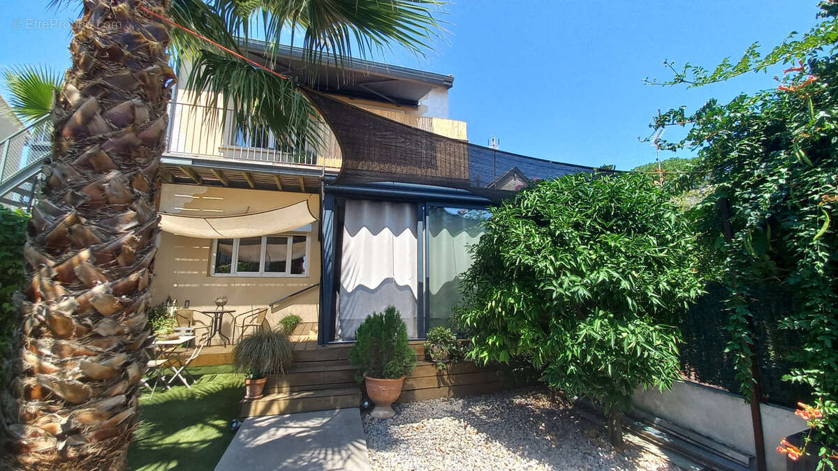 investissement locatif / Batisse de caractère divisée en 2 lots. - photo 13