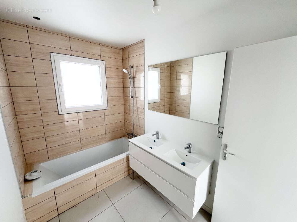 Maison à SAINT-BEAUZIRE