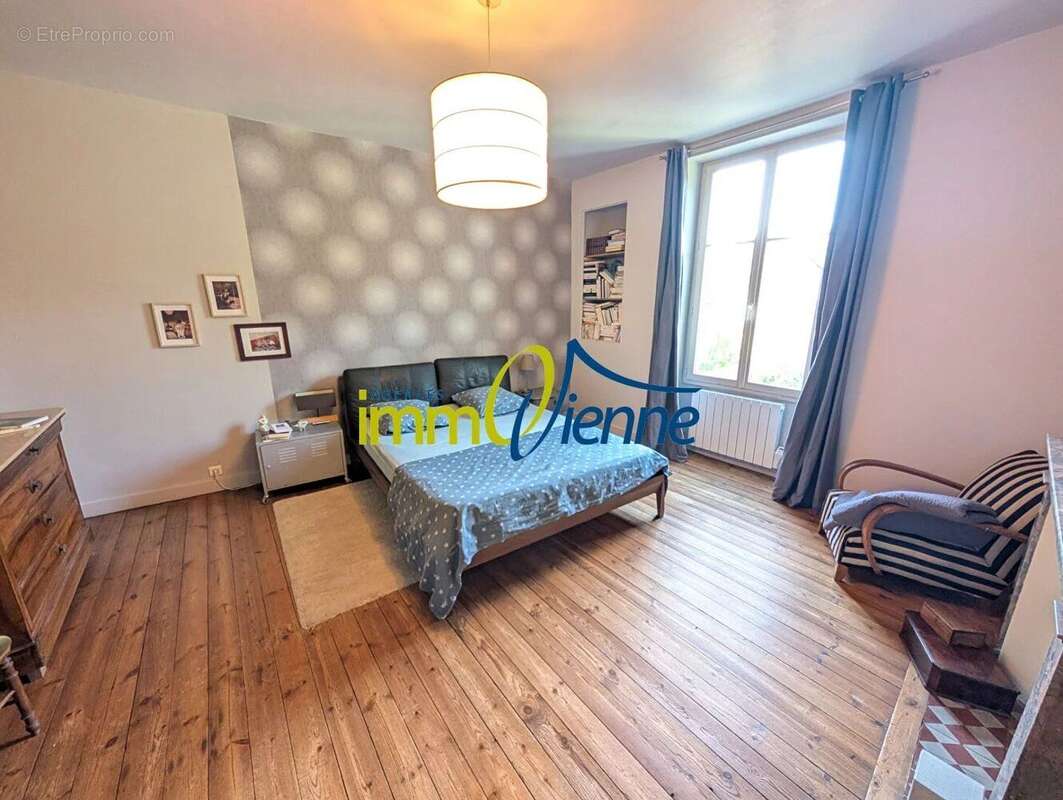 Maison à LUSSAC-LES-CHATEAUX