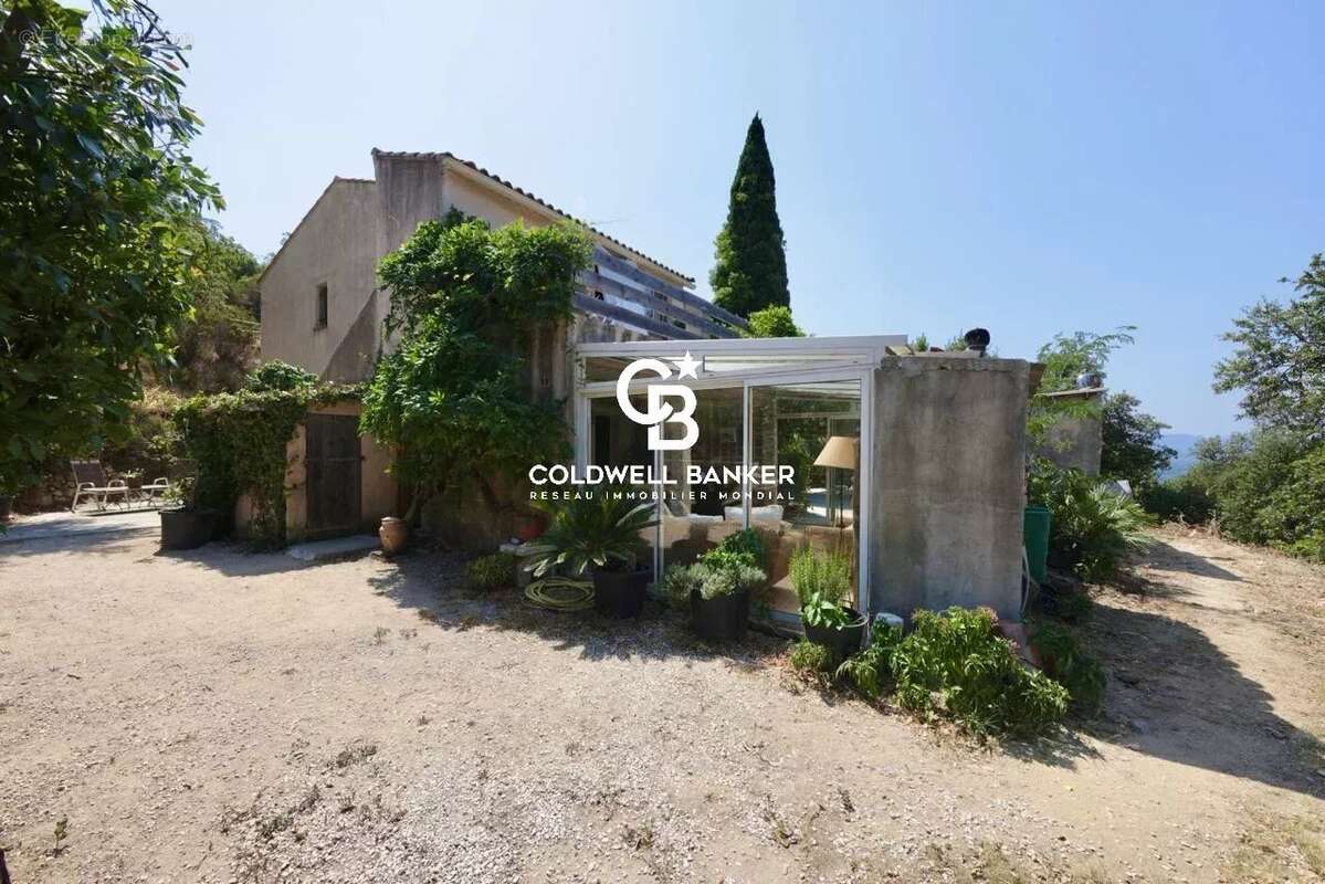 Plain-pied avec piscine et exceptionnel terrain privatif de 2 500 m² - photo 2