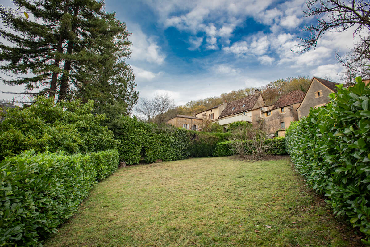 Maison à COUZE-ET-SAINT-FRONT