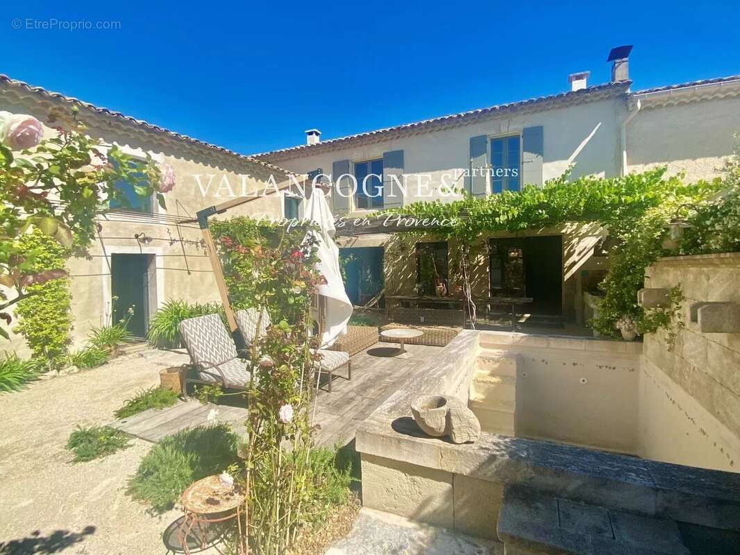 Mas au cœur du village de Mollégès - photo 3