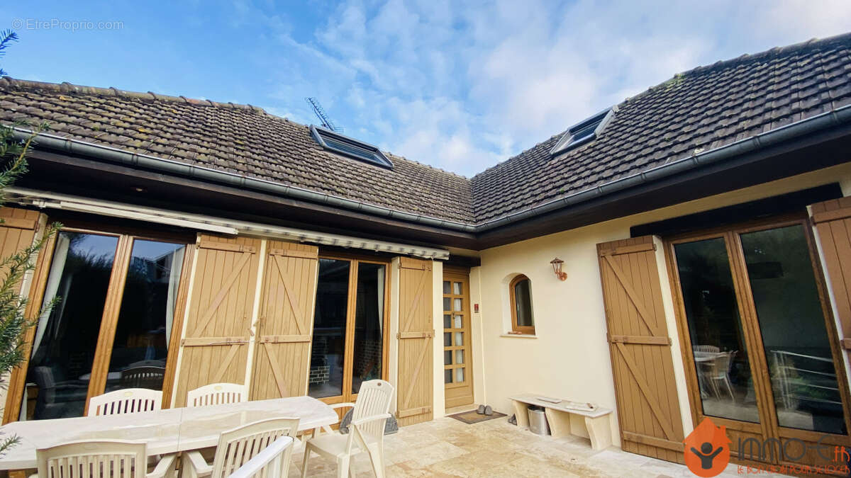 Maison à CONDE-SAINTE-LIBIAIRE