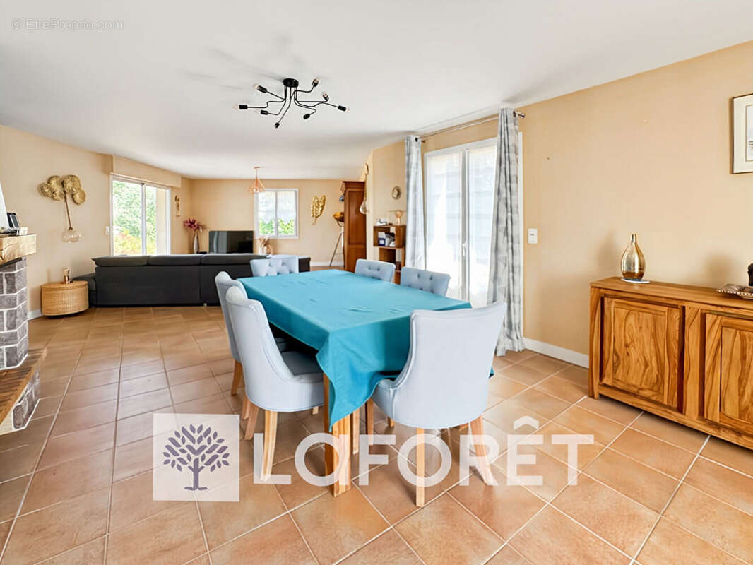 À vendre, maison contemporaine 4 pièce(s) 157 m2 avec un double-garage et piscine située entre GEMOZAC (17260) et SAINTES (17100 - photo 3