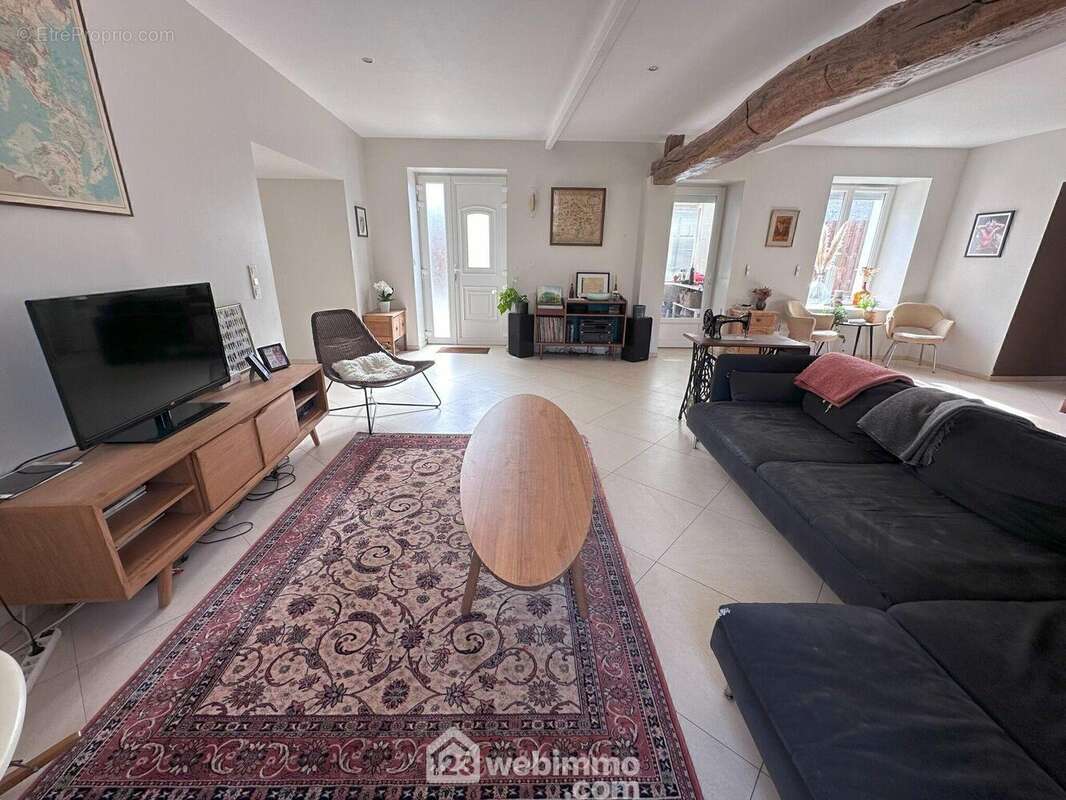 Une autre vue du séjour.