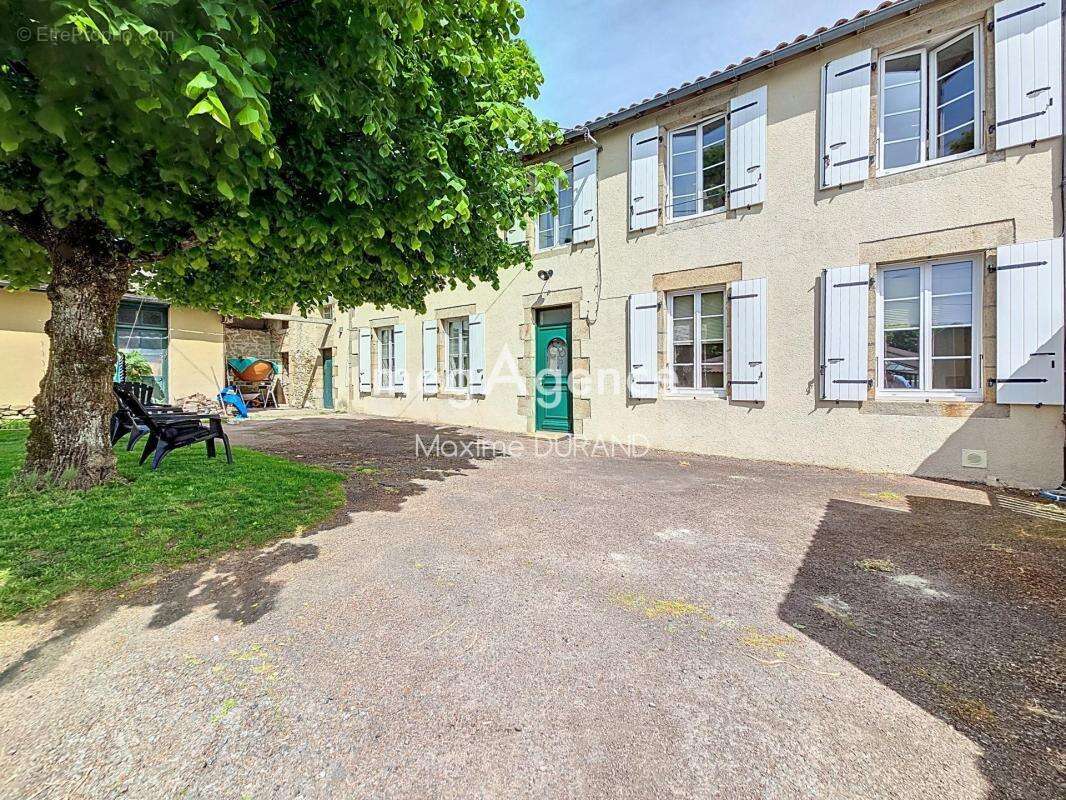 Maison à SAINT-AMAND-SUR-SEVRE