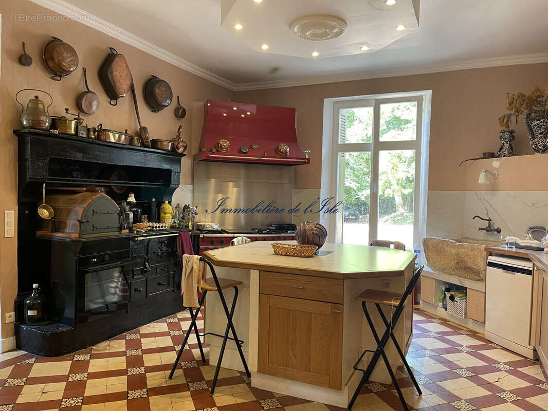 Maison à JAVERLHAC-ET-LA-CHAPELLE-SAINT-ROBERT