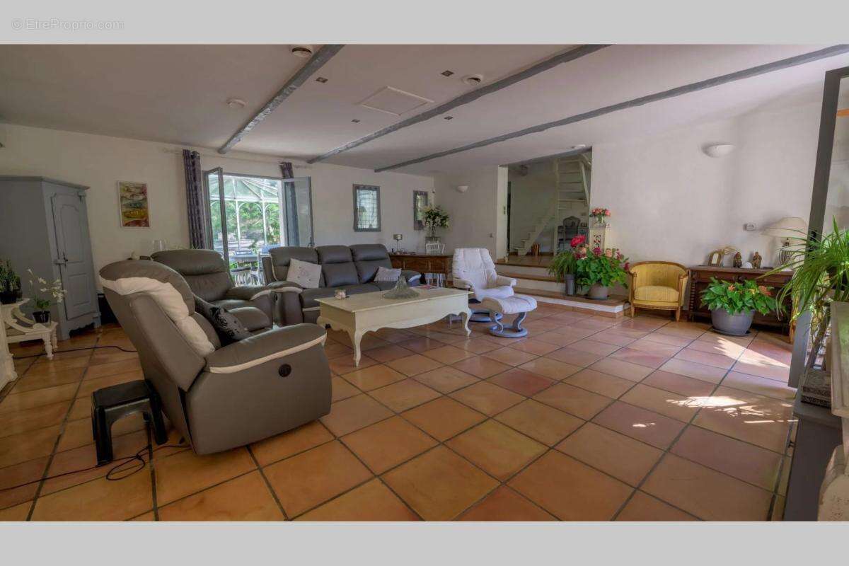 Maison 265 m² à Rognes  - photo 3