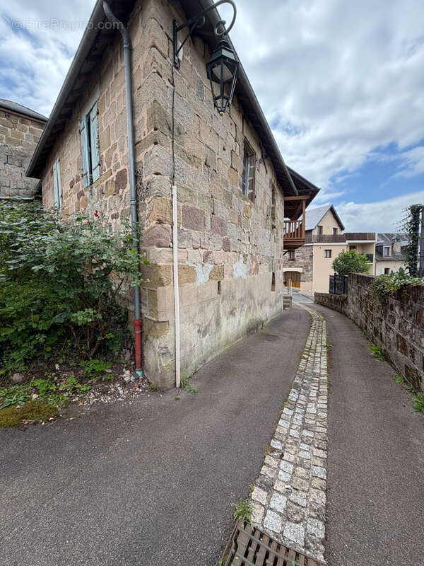 Maison de bourg en pierre avec dépendances - photo 3