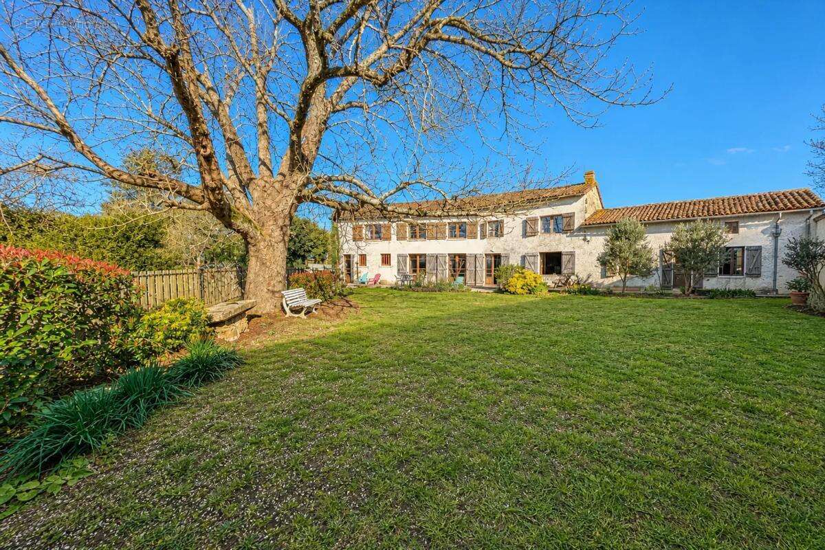 Maison à LES ADJOTS