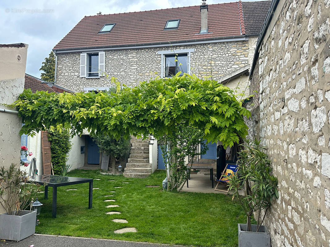 Maison à FOLLAINVILLE-DENNEMONT